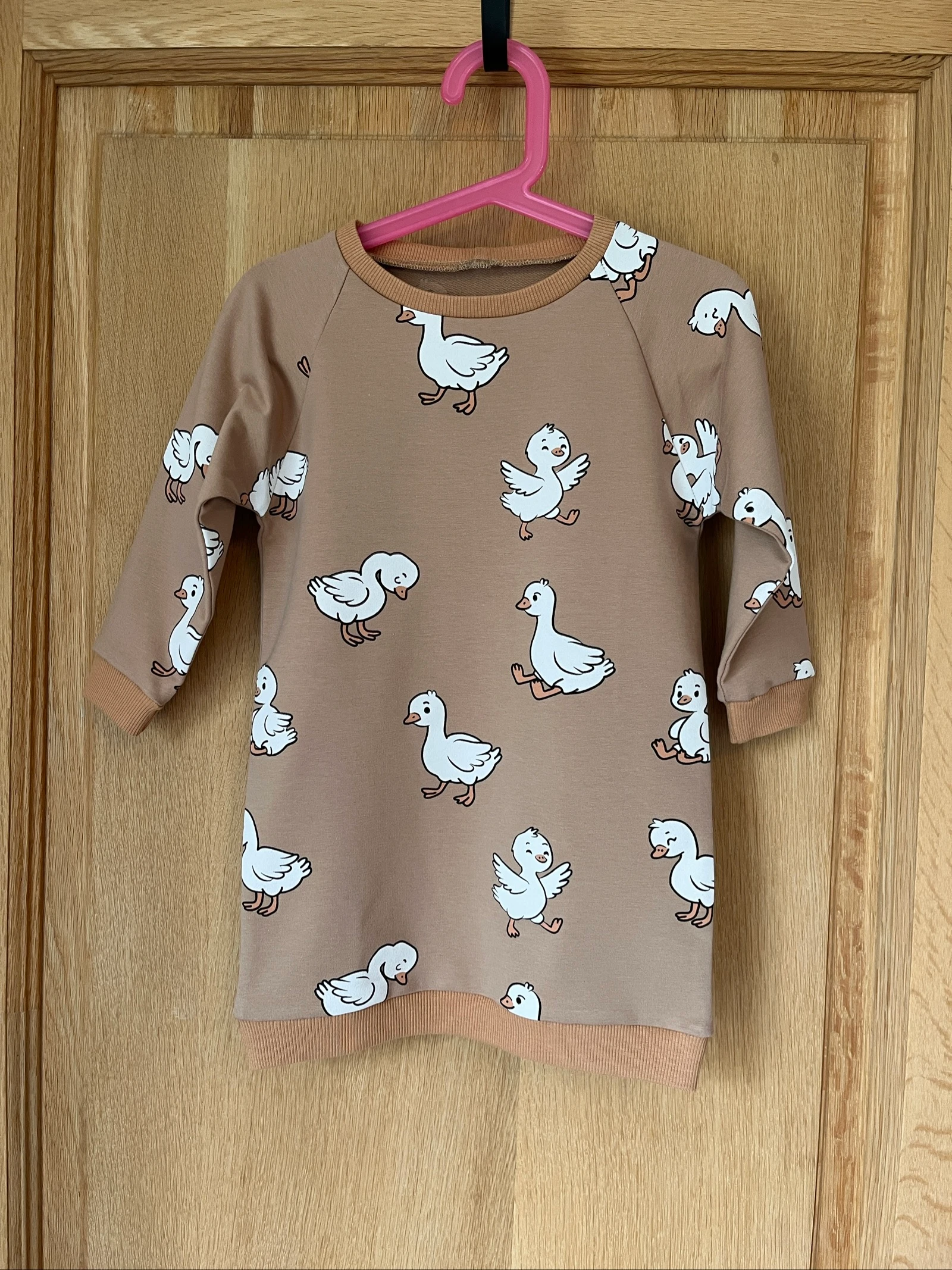 Handgemaakt sweaterjurkje